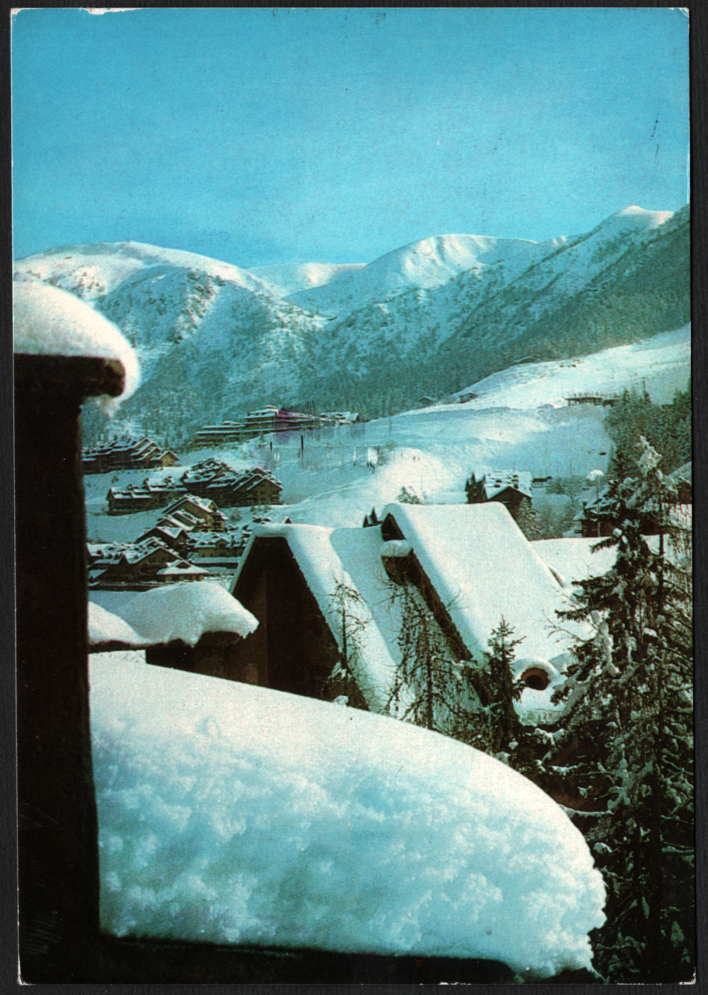 La cartolina del martedì... MONTECAMPIONE (BS) m. 1200 s.m. Panorama del villaggio e delle piste edita da dìvisione immagine • alpiaz • •