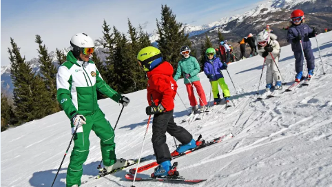 La Stampa - Smart skiing in Lombardia: skipass flessibili, treni della neve e a dicembre sciate gratis per gli under 16