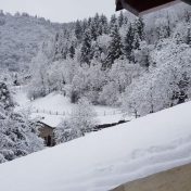 Giornale di Brescia - Colpo di coda invernale, fiocchi di neve sulle valli bresciane