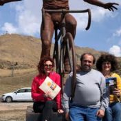 Cesena Today - La poetessa sammaurese premiata davanti alla statua in bronzo, dove il Pirata trionfò al Giro nel '98