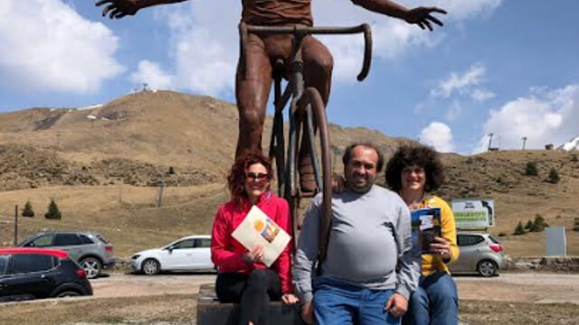 Cesena Today – La poetessa sammaurese premiata davanti alla statua in bronzo, dove il Pirata trionfò al Giro nel ’98